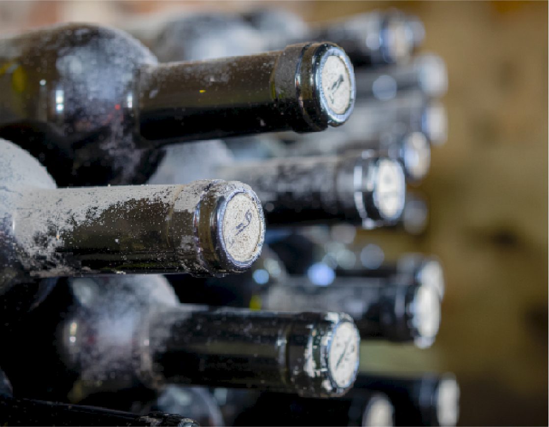 Botellas en crianza dentro de la Cava Mina Moya